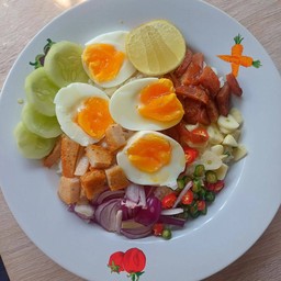 ข้าวขยำไข่ต้ม ซอสน้ำปลา