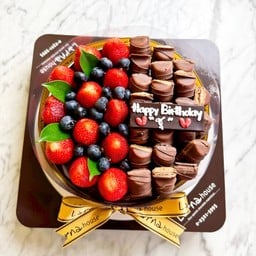 Half-Half paradise larna cake 2 pound with Choc plate