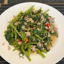 กะเพราผักบุ้งราดข้าว