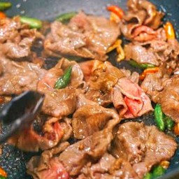 ข้าวเนื้อสไลด์ผัดพริกสด