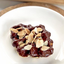 มินิครอฟเฟิล ช็อคโกแลต+อัลมอนด์ (ขนาด 30 g.) ตัวเล็ก