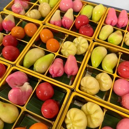 D.ลูกชุบผลไม้ (8-9 ลูก)