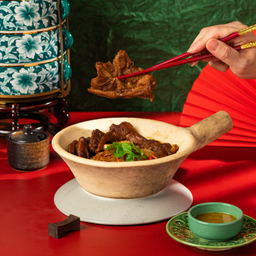 ขาห่านอบบะหมี่ Baked Goose Web in Casserole with Noodles.