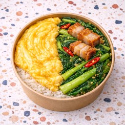 ข้าวหน้าไข่ข้น + คะน้าหมูกรอบ