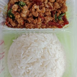 กระเพราหมูสับราดข้าว