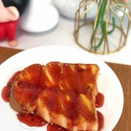 ขนมปังปิ้งซอสสตอเบอรี่