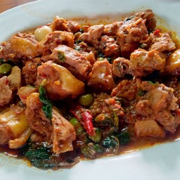 ผัดเผ็ดไก่บ้าน