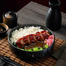 ข้าวหน้าหมูแดงย่างถ่าน Charlcoal Grilled Roasted Pork over Rice.