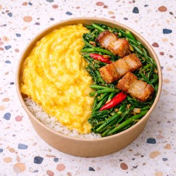 ข้าวหน้าไข่ข้น + ผัดผักบุ้งหมูกรอบ