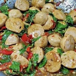 กระเพราลูกชิ้นเนื้อ-ลูกชิ้นเอ็นราดข้าว