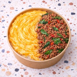 ข้าวหน้าไข่ข้น + กะเพราเนื้อวากิวสับ