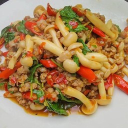 กะเพราเห็ดชิเมจิขาวราดข้าว