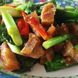 คะน้าหมูกรอบ