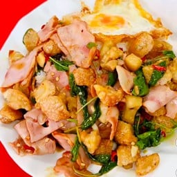 ข้าวกะเพราเบคอนกากหมู