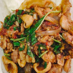 กระเพราไก่ราดข้าว