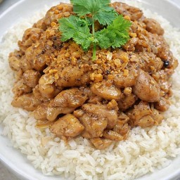 ข้าวไก่ผัดกระเทียมพริกไทยดำ