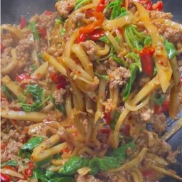 ผัดกระเพรา- ใส่หน่อไม้