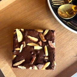 บราวนี่ อัลมอนด์  (Almond Brownie)