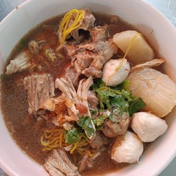 ก๋วยเตี๋ยวแหกโค้ง
