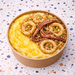 ข้าวหน้าไข่ข้น + ปลาหมึกกระเทียม