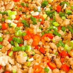 ข้าวหมูสับคั่วพริกเกลือ