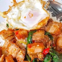 ข้าวกะเพราหมูกรอบ + ไข่ดาว