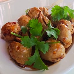 ลูกชิ้นปิ้ง 3 ไม้ ขายถึง 18.00 น.