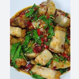 กระเพราหมูกรอบ