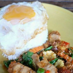 กระเพราหมูกรอบ+ไข่ดาว