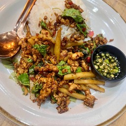 กระเพราหน่อไม้ต้มราดข้าว