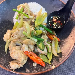 ผัดพริกหยวกราดข้าว