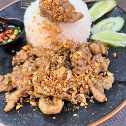 ทอดกระเทียมราดข้าว