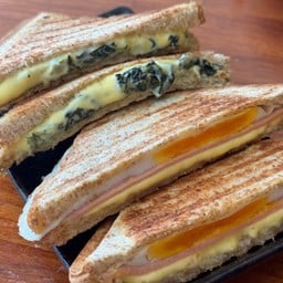 แซนวิช ผักโขมอบชีส