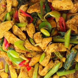 ผัดพริกแกงไก่ หน่อเหรียง
