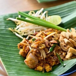 ผัดไทกากหมูเจียว