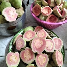 ผลไม้ปลอกแช่บ๊วย by ฝรั่งแดงบ๊วยงัย