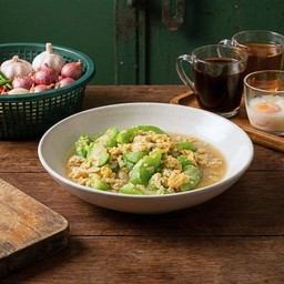 บวบผัดไข่ราดข้าว