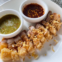 หมูกรอบ 2  ขีด พร้อมน้ำจิ้มซีฟู้ด จิ้มแจ่ว