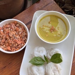 ขนมจีนน้ำยากะทิ ไข่ปู