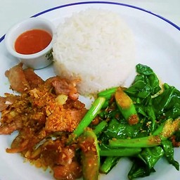 ข้าวหมูทอดกระเทียม คะน้า