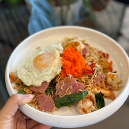 ผัดมาม่าไข่กุ้งขี้เมา LM