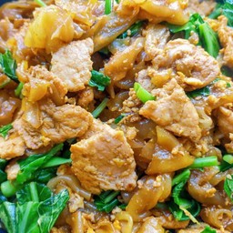 เส้นใหญ่ผัดซีอิ้ว