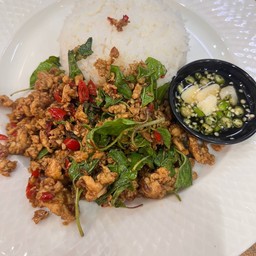 กระเพราราดข้าว