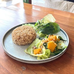 D. ข้าวกล้องผัดผักตามมี