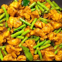 ผัดพริกแกงไก่ไข่ดาวราดข้าว