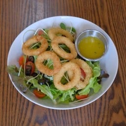 Onion ring salad สลัดหัวหอมทอด
