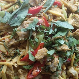 ผัดเผ็ดหน่อไม้ลูกชิ้นปลา