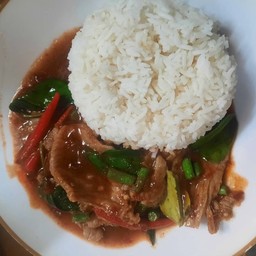 ผัดพริกแกงหมูนุ่มราดข้าว