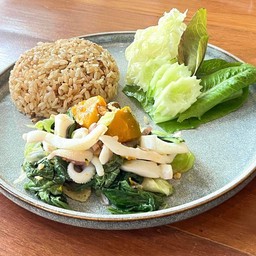 D. ข้าวหมึกผัดผักตามมี