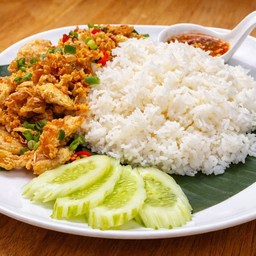 ข้าวไก่ทอดราดพริกเกลือ